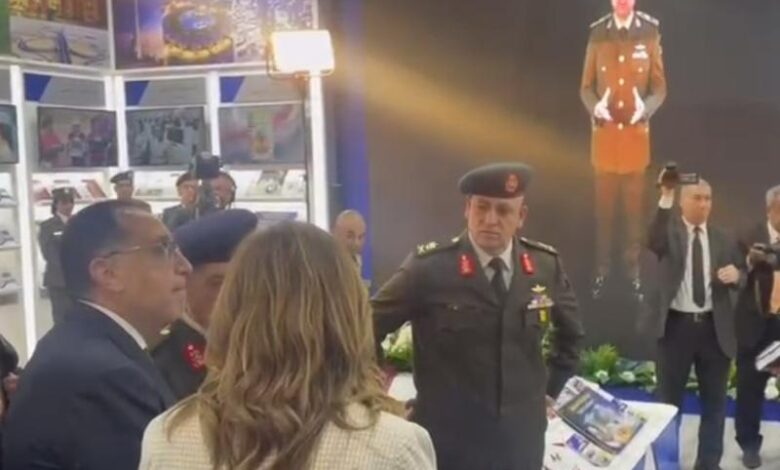 رئيس الوزراءيتفقد جناح وزارة الدفاع والانتاج الحربى ويطلع على سيرة شخصية الجناح الفريق عبد رب النبى حافظ الذى أشرف على انسحاب آخر جندي إسرائيلي من سيناء عام 1982