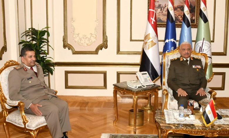 وزير الدفاع والإنتاج الحربى يلتقى وفد من الإتحاد العربى للرياضة العسكرية 