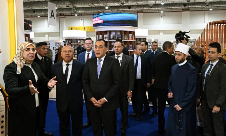 رئيس الوزراء يتفقد اجنحة معرض القاهرة الدولي للكتاب الدورة السابعة والخمسين