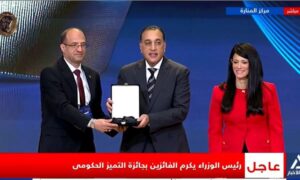 رئيس الوزراء يكرم عددا من الفائزين بجوائز التميز الحكومي