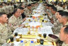 وزير الدفاع والإنتاج الحربى يشارك عدداً من مقاتلى القوات المسلحة بقيادة الجيش الثانى الميدانى تناول وجبة الإفطار 