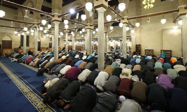 الآلاف يؤدون صلاتي العشاء والتراويح بالجامع الأزهر في الليلة السادسة من رمضان