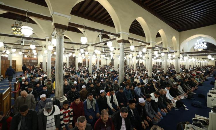 في الليلة العاشرة من رمضان.. آلاف المصلين يتوافدون إلى الجامع الأزهر