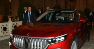 الرئيس السيسى يقود سيارة كهربائية بصحبة أردوغان من الاتحادية إلى مدينة نصر.. فيديو