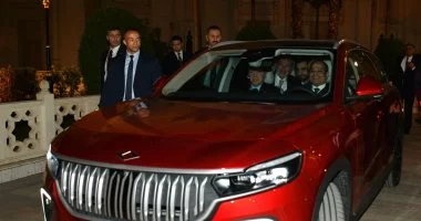 الرئيس السيسى يقود سيارة كهربائية بصحبة أردوغان من الاتحادية إلى مدينة نصر.. فيديو