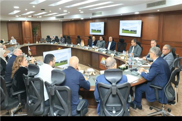 محافظ الجيزة يعقد اللقاء الأسبوعي لبحث شكاوى المواطنين 