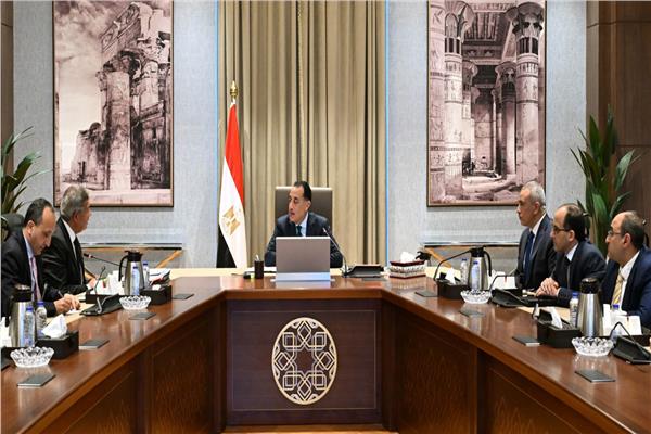 رئيس الوزراء يتلقى التقرير النهائي للجنة تطوير الإعلام المصري تمهيدا لعرضه على فخامة الرئيس 
