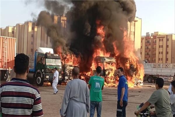 السيطرة على حريق عدد من السيارات داخل سوق مجمع المصانع بالزاوية الحمراء 