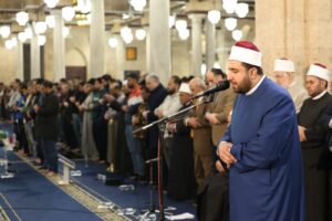 الالاف يؤدون صلاة التراويح لليوم السابع من رمضان