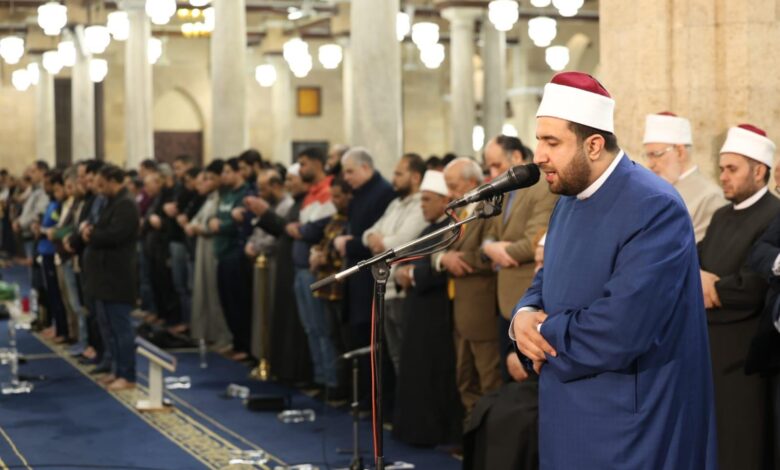 الالاف يؤدون صلاة التراويح لليوم السابع من رمضان
