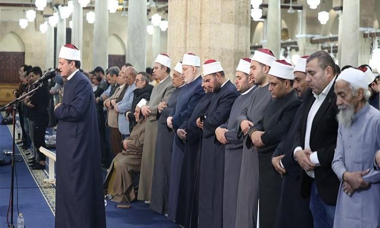 آلاف المصلين بالجامع الأزهر يحيون الليلة الرابعة من رمضان بـ"العشاء والتراويح" 