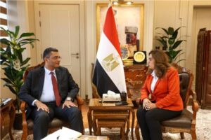 وزيرةالتنمية المحلية والبيئة تتابع مع محافظ البحر الأحمر عدداً من الملفات الخدمية