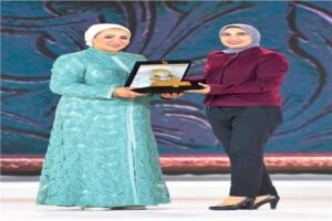 السيدة انتصار السيسي تكرم أميرة جبيلي في احتفالية «المرأة المصرية أيقونة النجاح»