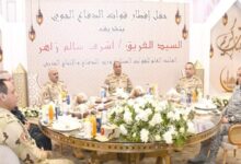 المتحدث العسكرى :وزير الدفاع يلتقى مقاتلى قوات الدفاع الجوى ويشاركهم تناول وجبة الإفطار