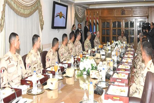 وزيرالدفاع والإنتاج الحربي يلتقي عدداً من مقاتلي الجيشين الثانى والثالث الميدانيين