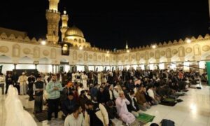 آلاف المصلين يصطفون في رحاب الجامع الأزهر بصلاتي العشاء والتراويح 