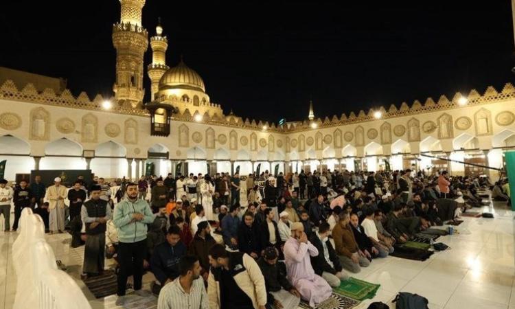 آلاف المصلين يصطفون في رحاب الجامع الأزهر بصلاتي العشاء والتراويح 