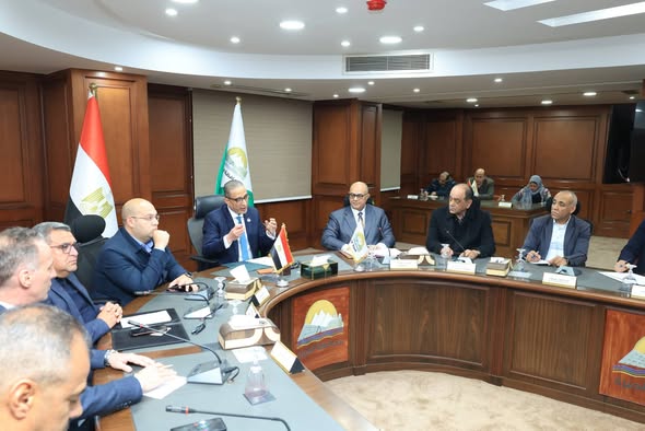 محافظ الجيزة يعقد اجتماعاً موسعاً مع رؤساء الأحياء والمراكز لمتابعة تنفيذ تكليفات رئيس الوزراء بشأن ضبط الأسواق ومنع التلاعب بالأسعار