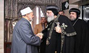 شيخ الأزهر يتلقى اتصالا هاتفيا من البابا تواضروس للتهنئة بعيد الفطر المبارك