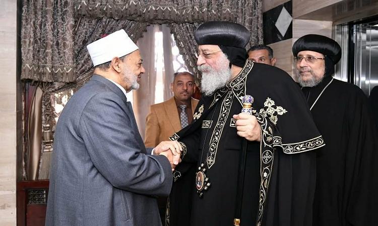 شيخ الأزهر يتلقى اتصالا هاتفيا من البابا تواضروس للتهنئة بعيد الفطر المبارك 