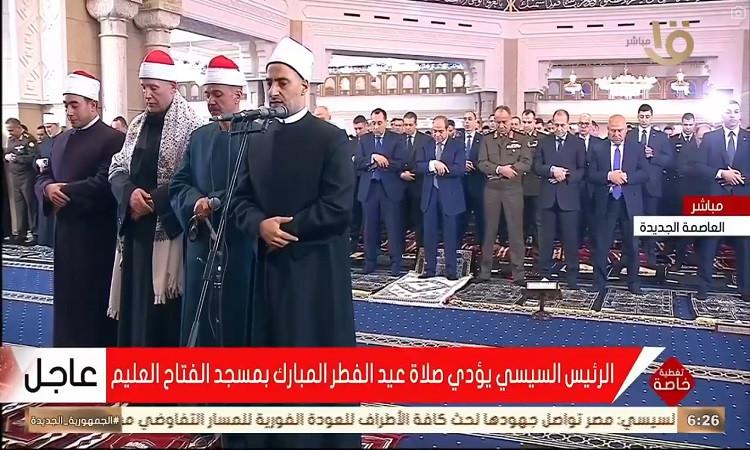 الرئيس السيسي يؤدي صلاة عيد الفطر المبارك بمسجد الفتاح العليم بالعاصمة الجديدة 