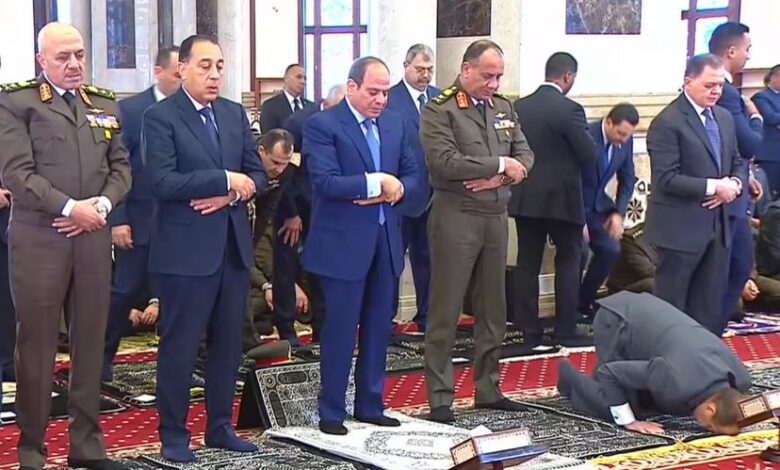 الرئيس السيسي يؤدي صلاة الجمعة بمسجد المشير طنطاوي بمناسبة يوم الشهيد