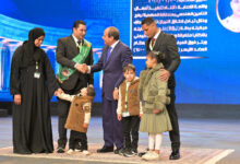 الرئيس السيسي يكرم عددا من أسر الشهداء ومصابي العمليات الحربية 