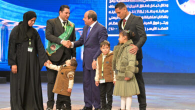 الرئيس السيسي يكرم عددا من أسر الشهداء ومصابي العمليات الحربية 