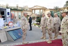 وزير الدفاع يتفقد الجاهزية القتالية للمنطقة المركزية ويشارك المقاتلين الإفطار 