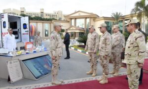 وزير الدفاع يتفقد الجاهزية القتالية للمنطقة المركزية ويشارك المقاتلين الإفطار 