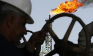 النفط يتجاوز 100 دولار وسط تعطل الملاحة عبر مضيق هرمز 