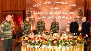 الفريق أشرف سالم زاهر القائد العام للقوات المسلحة وزير الدفاع والإنتاج الحربى يلتقى مقاتلى القوات الجوية ويشاركهم تناول وجبة الإفطار 