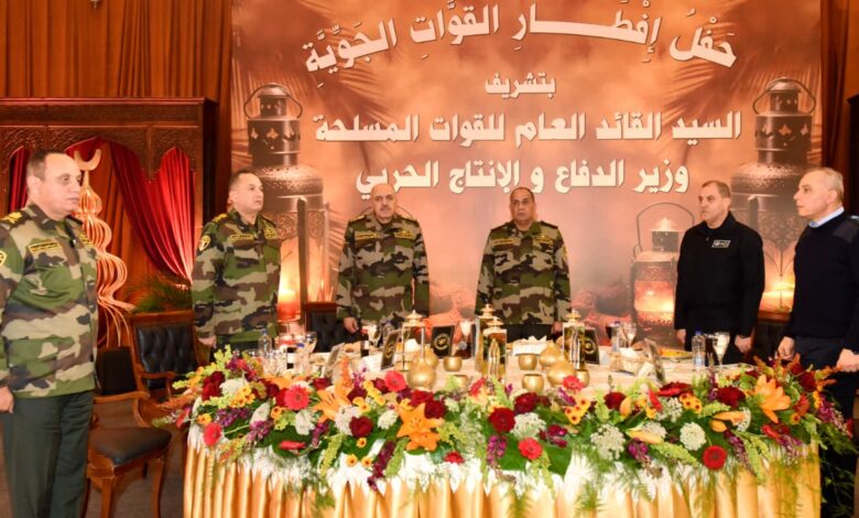 الفريق أشرف سالم زاهر القائد العام للقوات المسلحة وزير الدفاع والإنتاج الحربى يلتقى مقاتلى القوات الجوية ويشاركهم تناول وجبة الإفطار 