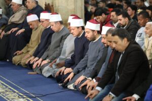 آلاف المصلين يؤدون صلاتي العشاء والتراويح بالجامع الأزهر في الليلة العشرين