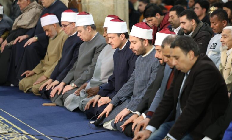 آلاف المصلين يؤدون صلاتي العشاء والتراويح بالجامع الأزهر في الليلة العشرين