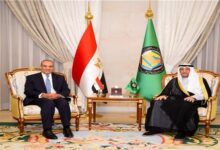 وزيرالخارجية يبحث مع أمين "التعاون الخليجي" سبل خفض التصعيد بالمنطقة