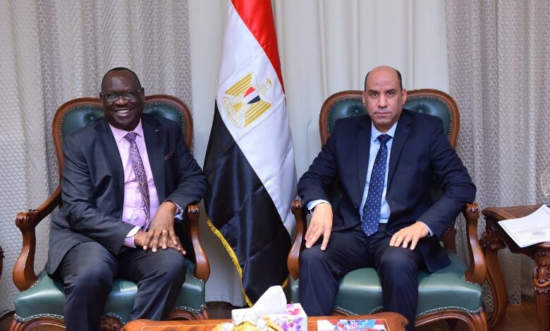 وزير العمل لنظيره الجنوب سوداني:مصر تفتح ذراعيها للأشقاء لتعزيز التعاون  