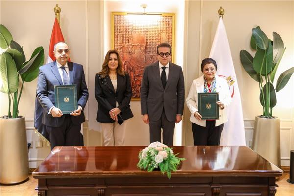 وزيراالصحة والتنمية المحلية والبيئة يشهدان توقيع بروتوكول تعاون لدعم الاستراتيجية الوطنية للسكان 