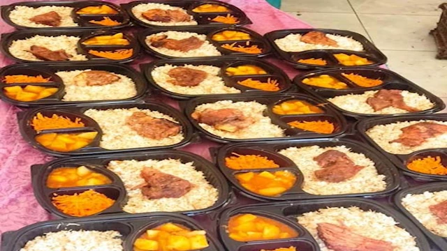 "التضامن الاجتماعي" توزع أكثر من 15 ألف وجبة على قاطني "السكن البديل"