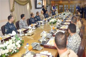 وزيرالدفاع والإنتاج الحربي يلتقى عدداً من مقاتلي الأفرع الرئيسية 