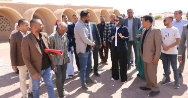 محافظ الوادي الجديد تتابع الموقف التنفيذي لمشروع إحياء قرية المعماري "حسن فتحي"