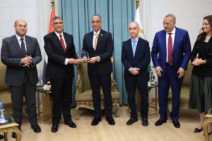 تقليد اصيل ..محافظ الجيزة يستقبل مدير الأمن والوفد المرافق للتهنئة بالعيد القومي للمحافظة ويكرّم المهندس عادل النجار ويهديه درع المحافظة تقديرًا لجهوده بحضور خالد زكريا وكمال الدالى المحافظين السابقين ووفدًا كنسيًا