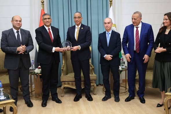 تقليد اصيل ..محافظ الجيزة يستقبل مدير الأمن والوفد المرافق للتهنئة بالعيد القومي للمحافظة ويكرّم المهندس عادل النجار ويهديه درع المحافظة تقديرًا لجهوده بحضور خالد زكريا وكمال الدالى المحافظين السابقين ووفدًا كنسيًا