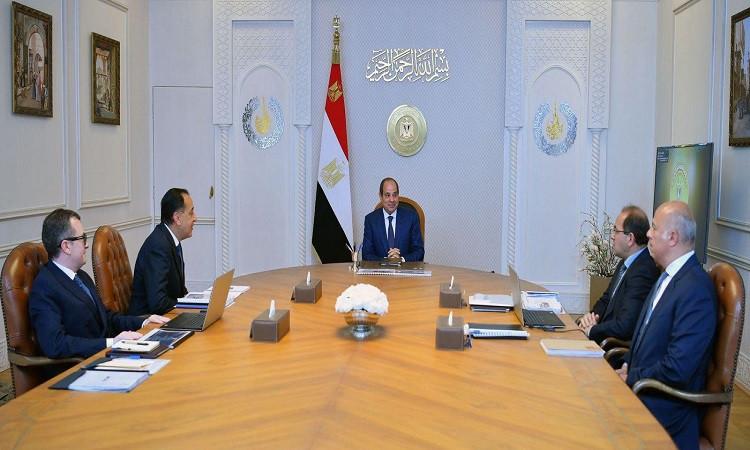 الرئيس السيسي يجتمع بمدبولي وكجوك لبحث صياغة برنامج وطني للتنمية الاقتصادية 