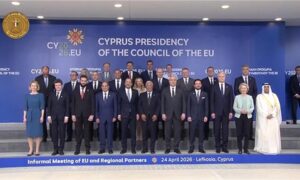 الرئيس السيسي يشارك قادة عرب واوروبيين صورة جماعية عقب اجتماع تشاوري بقبرص 