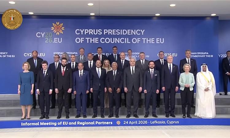 الرئيس السيسي يشارك قادة عرب واوروبيين صورة جماعية عقب اجتماع تشاوري بقبرص 