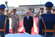 الرئيس السيسي يضع الزهور على قبر السادات والنصب التذكاري لشهداء الجيش