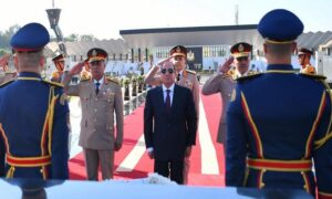 الرئيس السيسي يضع الزهور على قبر السادات والنصب التذكاري لشهداء الجيش