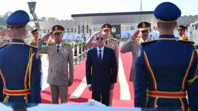 الرئيس السيسي يضع الزهور على قبر السادات والنصب التذكاري لشهداء الجيش