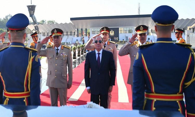 الرئيس السيسي يضع الزهور على قبر السادات والنصب التذكاري لشهداء الجيش